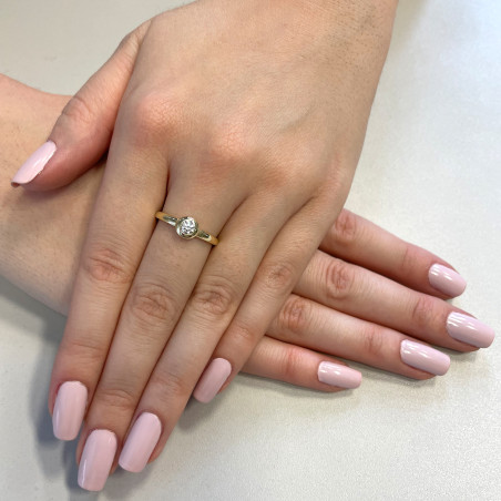 Pierścionek złoty z białą cyrkonią w okrągłej oprawie AR XX-VXSZR0145-FCZ próba 375