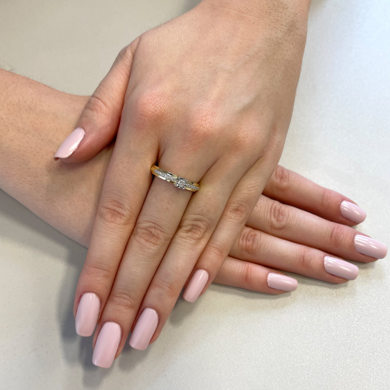 Pierścionek zaręczynowy z białymi diamentami LC JR21708 Y próba 585