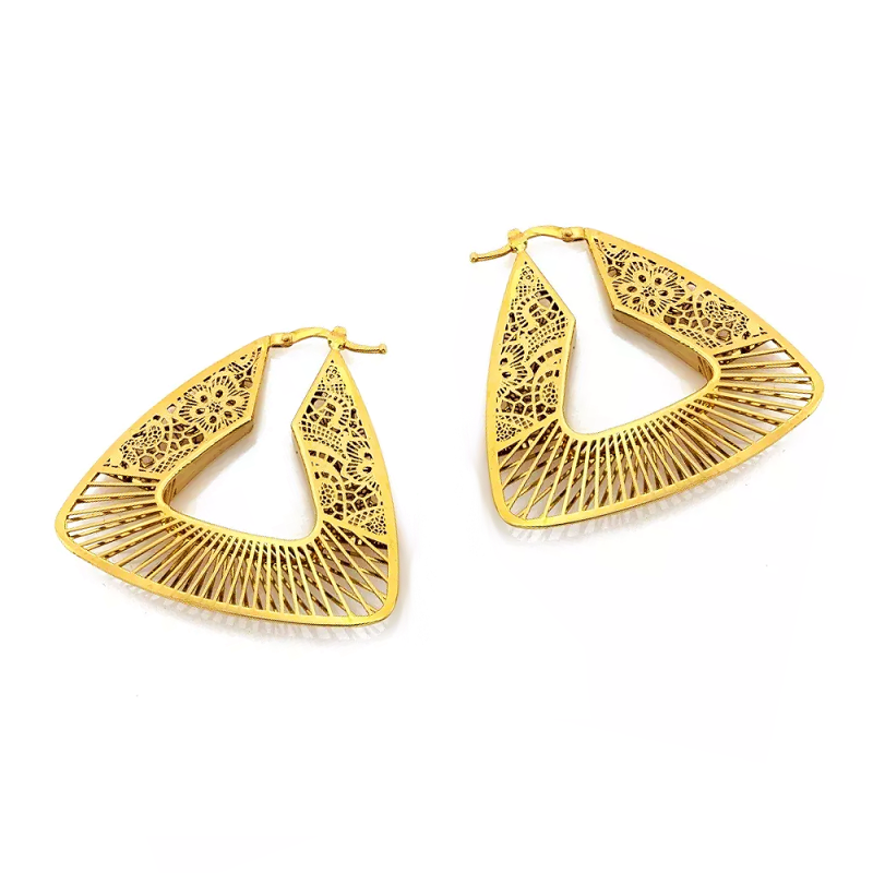 Kolczyki złote trójkątne z ornamentem zaprezentowane na finalistce Miss Polski 2025 Weronice Lewandowskiej