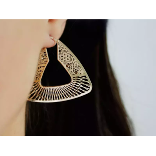 Kolczyki złote trójkątne z ornamentem zaprezentowane na finalistce Miss Polski 2025 Weronice Lewandowskiej