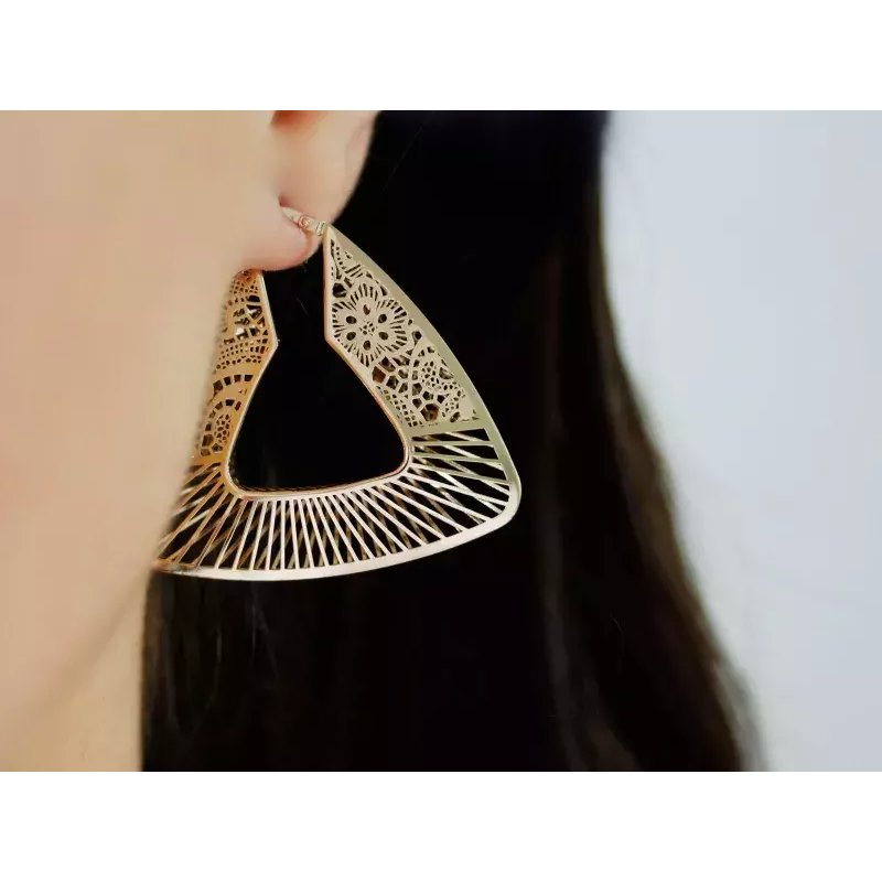 Kolczyki złote trójkątne z ornamentem zaprezentowane na finalistce Miss Polski 2025 Weronice Lewandowskiej