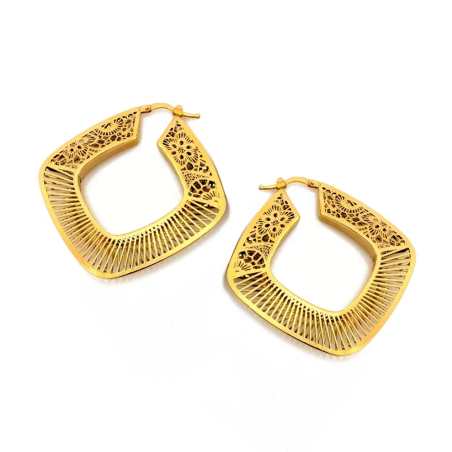 Kolczyki złote ażurowy kwadrat z ornamentem zaprezentowany na Miss Costa Rica Fabiola Vindas