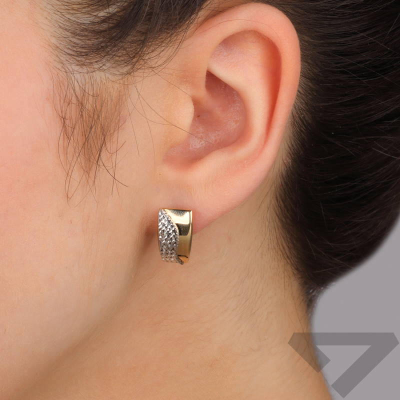 Kolczyki złote zwężana blaszka z grawerowaną falą/ang.zap. CI 6160 próba 375