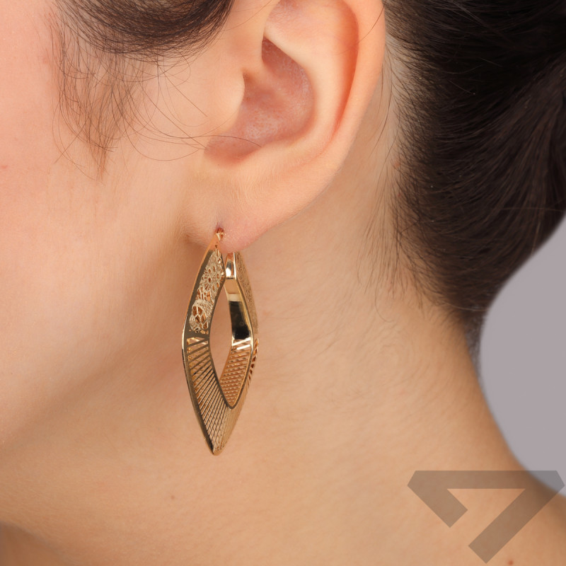 Kolczyki złote ażurowy kwadrat z ornamentem zaprezentowany na Miss Costa Rica Fabiola Vindas