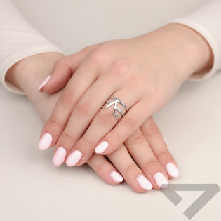 Pierścionek srebrny ze szpicem zaprezentowany przez Miss Australia Krysta Summa Heath