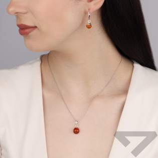 Komplet srebrny kolczyki i wisiorek z okrągłym bursztynem koniakowym