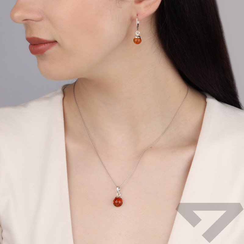 Komplet srebrny kolczyki i wisiorek z okrągłym bursztynem koniakowym