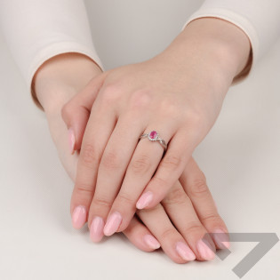 Pierścionek srebrny z owalnym rubinem i cyrkoniami AT NA1519-R-MORU-WP próba 925