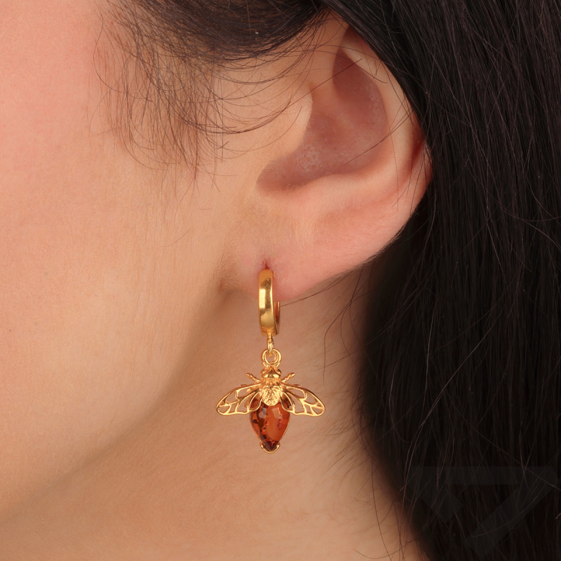 Kolczyki wiszące srebrne koloru złotego z pszczołą i bursztynem