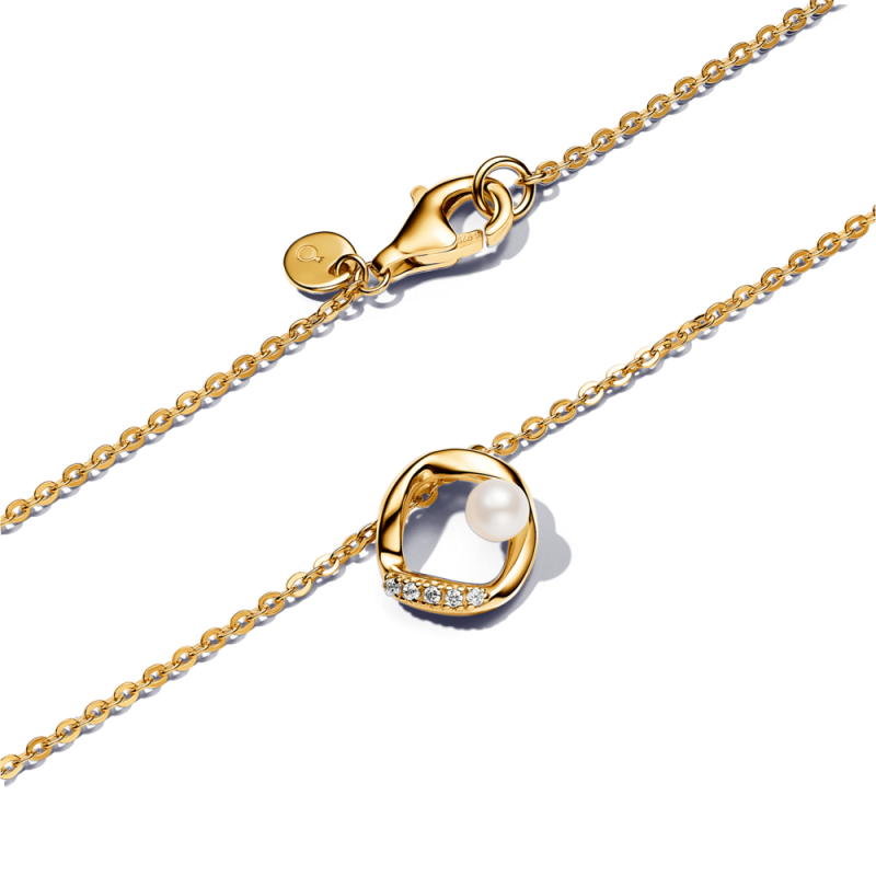 Krótki naszyjnik Pandora z okrągłą zawieszką pavé o organicznym kształcie i obrobioną słodkowodną perłą hodowaną 363303C01