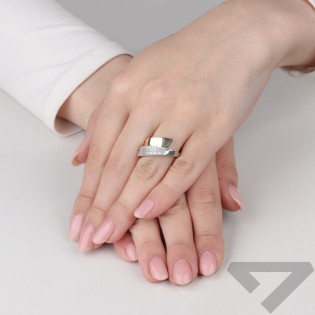 Pierścionek srebrny z cyrkoniami zaprezentowany przez Miss Australia Krysta Summa Heath