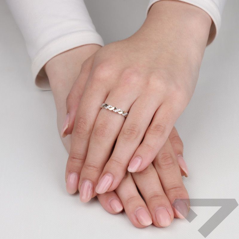 Pierścionek srebrny fale z białymi cyrkoniami i złotymi blaszkami 375