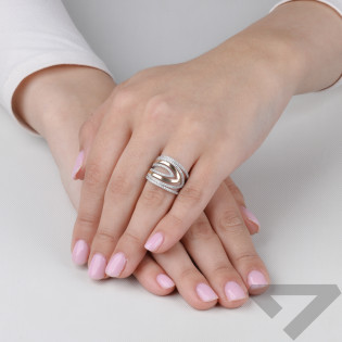 Pierścionek srebrny ażurowe łuki zaprezentowany przez Miss Australia Krysta Summa Heath