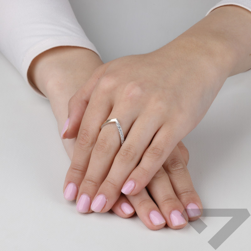 Pierścionek srebrny szpic zaprezentowany przez Miss Australia Krysta Summa Heath