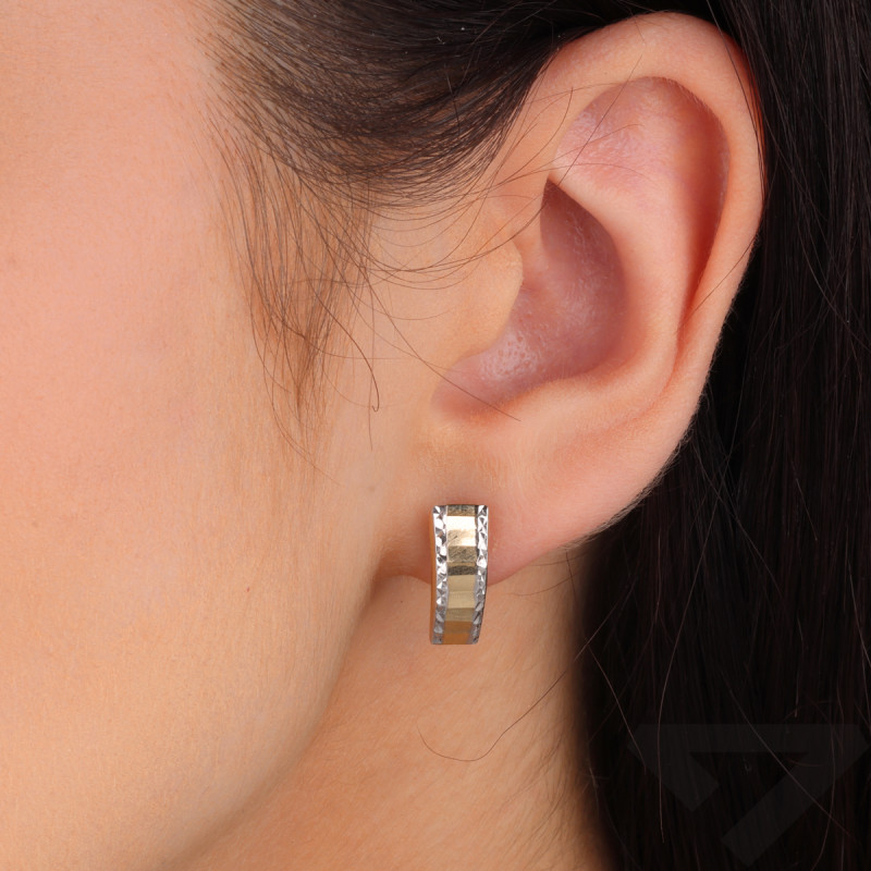 Kolczyki złote taflowana blaszka z grawerowanymi bokami