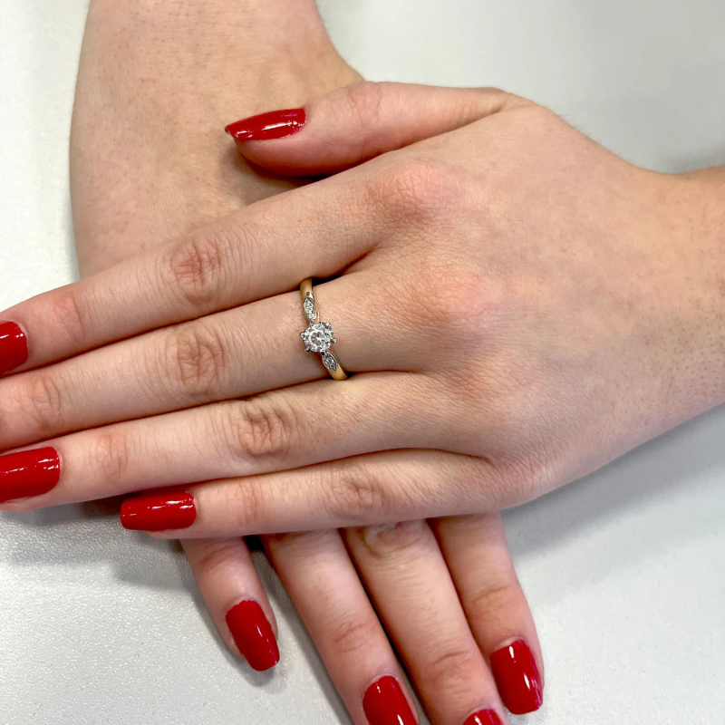 Pierścionek złoty z białą cyrkonią w sześciu łapkach DJ PREMIUM311M próba 375