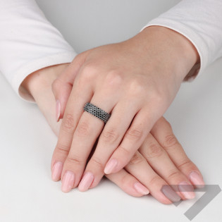 Pierścionek srebrny obrączkowy z czarnymi cyrkoniami