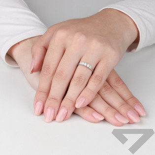 Pierścionek srebrny z pięcioma białymi cyrkoniami