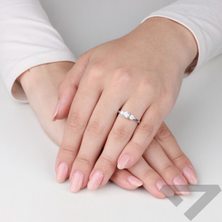 Pierścionek srebrny NOBLE z trzema białymi cyrkoniami