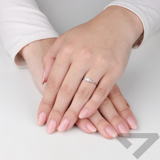 Pierścionek srebrny NOBLE z trzema białymi cyrkoniami