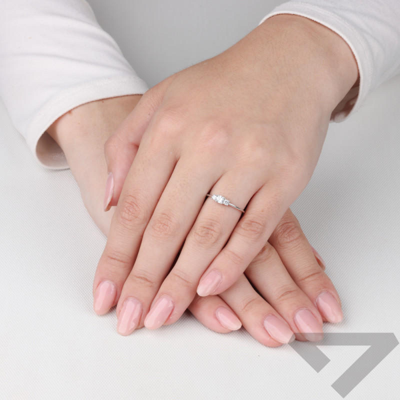 Pierścionek srebrny NOBLE z trzema białymi cyrkoniami