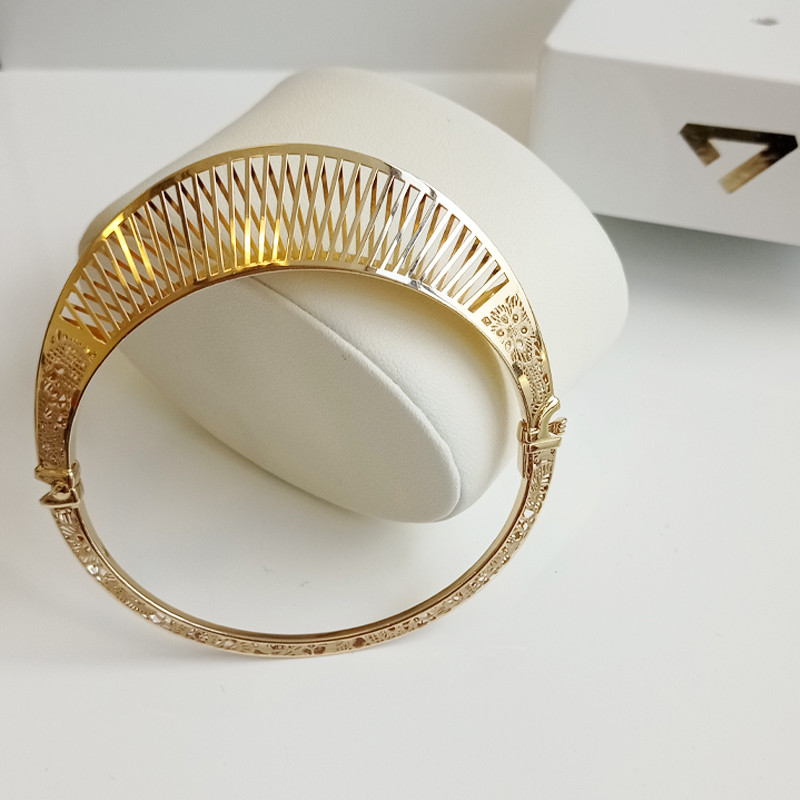 Bransoletka złota bangla z ornamentem zaprezentowana na Miss Costa Rica Fabiola Vindas