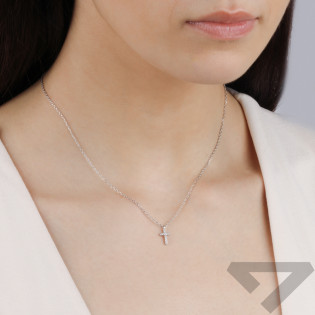 Naszyjnik srebrny mały krzyżyk z cyrkoniami