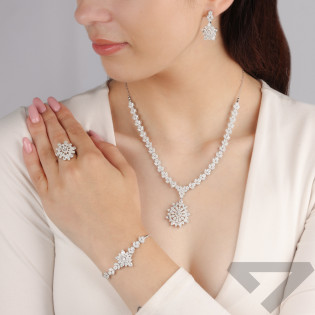 Komplet srebrny naszyjnik i kolczyki deltoid z białymi cyrkoniami