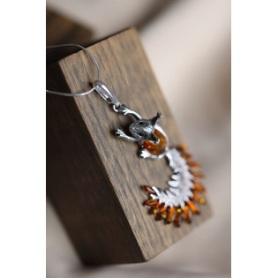 Zawieszka srebrna wiewiórka z bursztynem miodowym