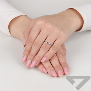 Pierścionek srebrny z rubinem w czterech łapkach