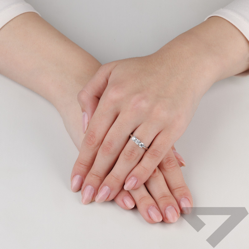 Pierścionek srebrny z trzema cyrkoniami