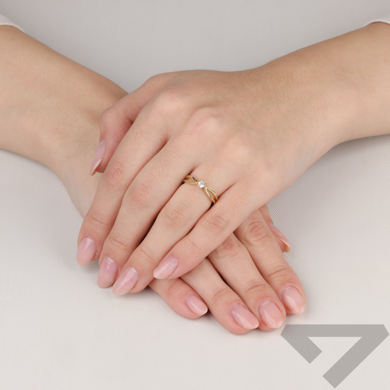 Pierścionek złoty z białą cyrkonią próba 375