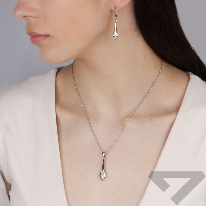 Komplet srebrny kolczyki i zawieszka grot z cyrkoniami