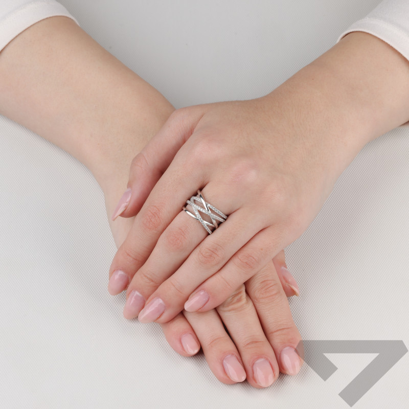 Pierścionek srebrny przeplatany z cyrkoniami