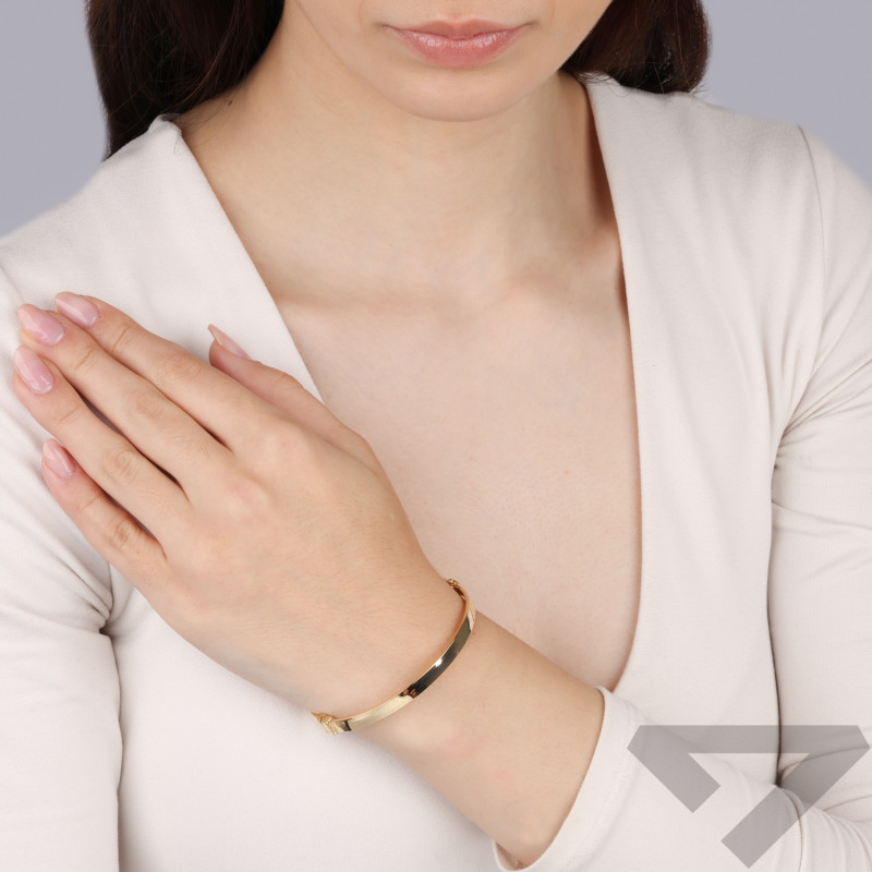 Bransoleta złota 585 bangla owalna zaprezentowana przez Miss Curaçao Quishantely Leito