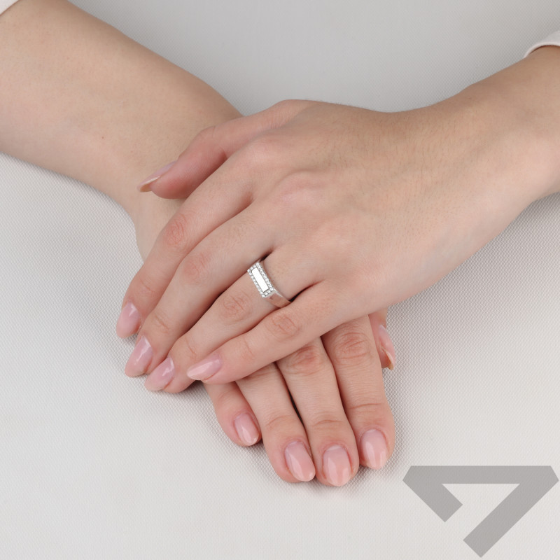 Pierścionek srebrny sygnecik z cyrkoniami