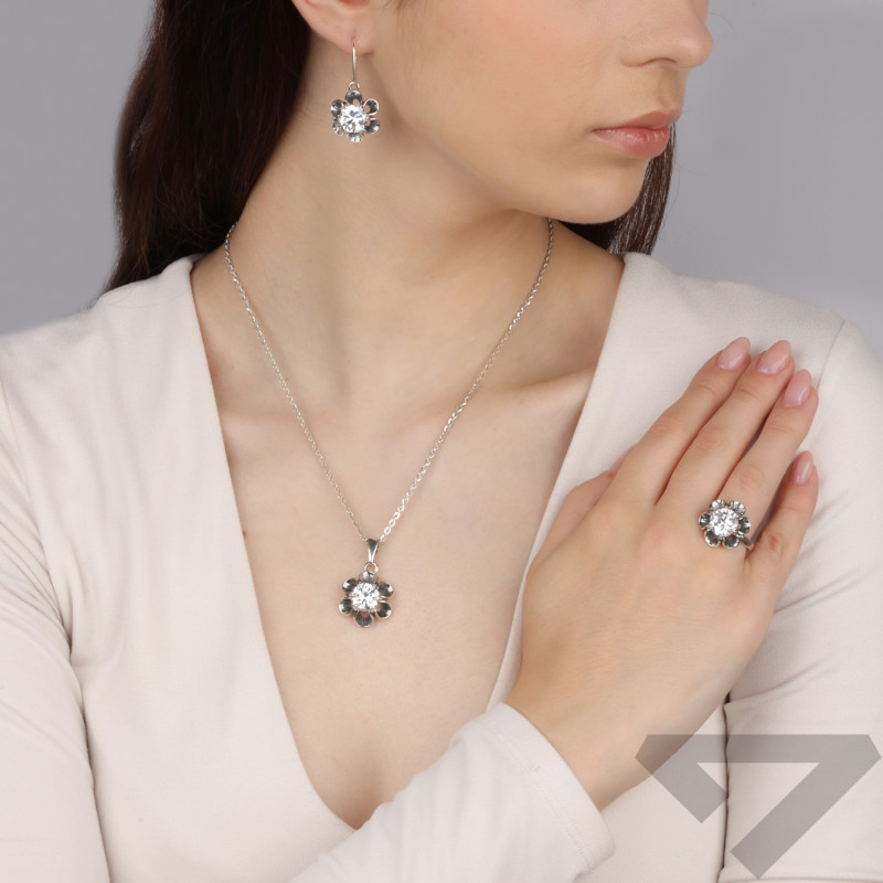 Zawieszka srebrna kwiat z białą cyrkonią