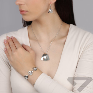 Zawieszka srebrna tłoczony trójkąt z cyrkonią