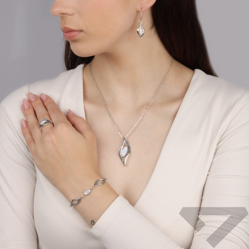 Bransoleta srebrna łezki z białymi opalami