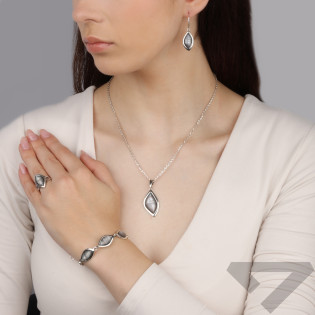 Pierścionek srebrny łezka z masą perłową