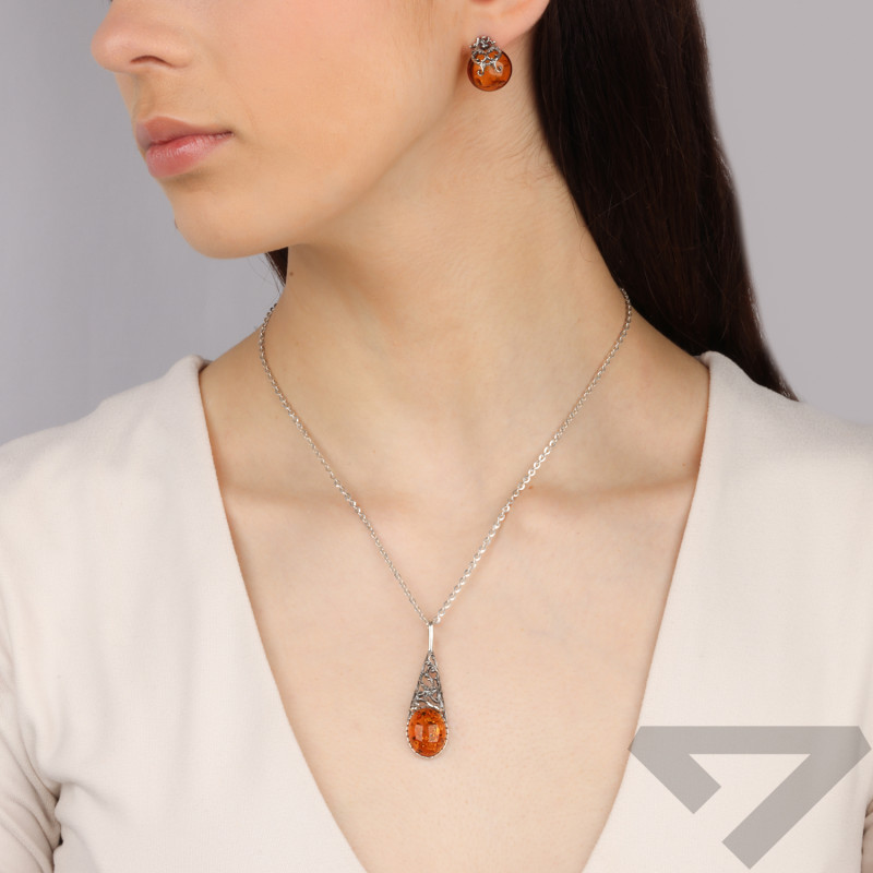 Zawieszka srebrna z bursztynem i ornamentem