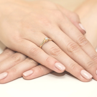 Pierścionek zaręczynowy z białymi diamentami próba 585