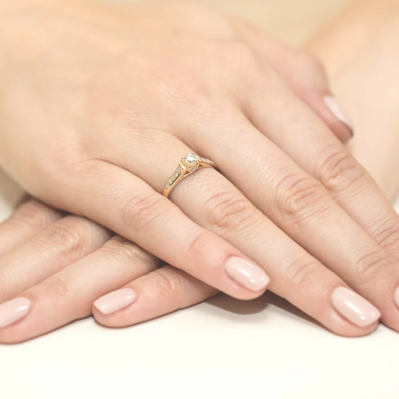 Pierścionek zaręczynowy z białymi diamentami próba 585