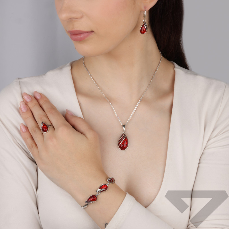 Pierścionek srebrny kropla z opalem żurawinowym