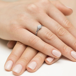 Pierścionek zaręczynowy z białego złota z diamentami