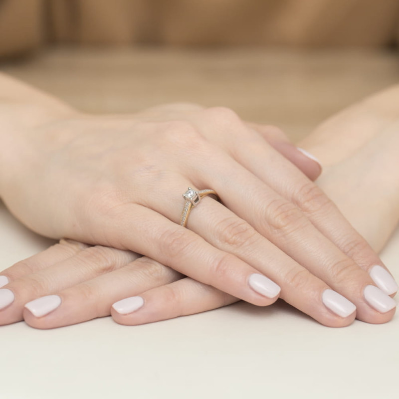 Pierścionek zaręczynowy z białymi diamentami próba 585