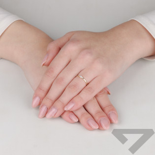 Pierścionek złoty z trzema białymi cyrkoniami próba 375