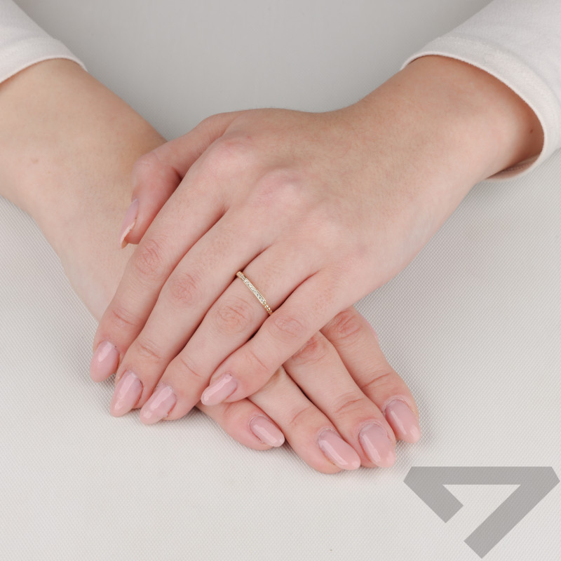 Pierścionek złoty z rzędem białych cyrkonii i kulkami bead PY P02CR-1900 próba 375