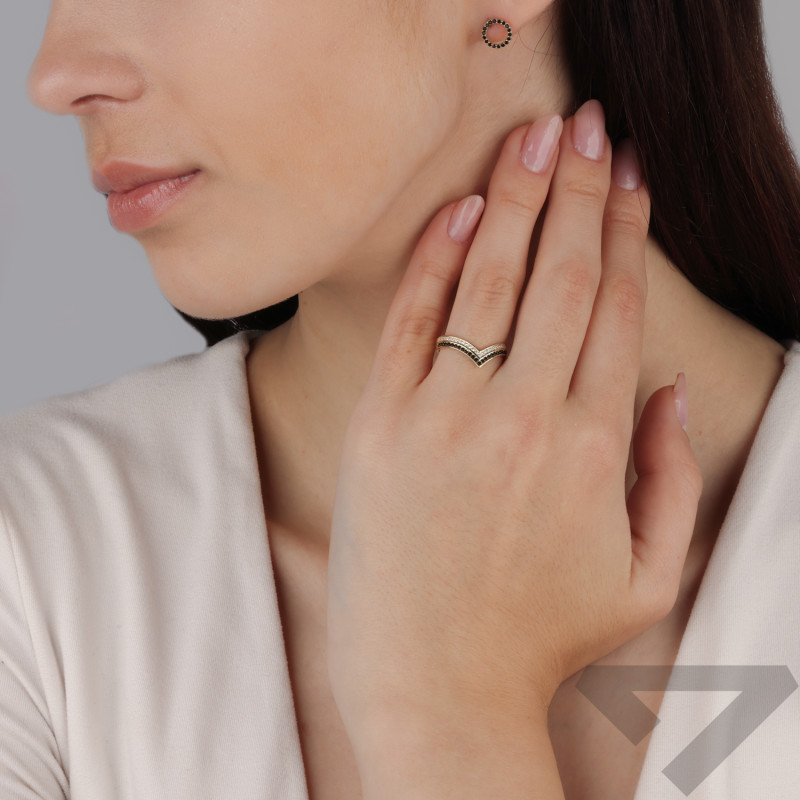 Pierścionek złoty z białymi i czarnymi cyrkoniami w szpic MZ T5-R-308-CZ próba 375