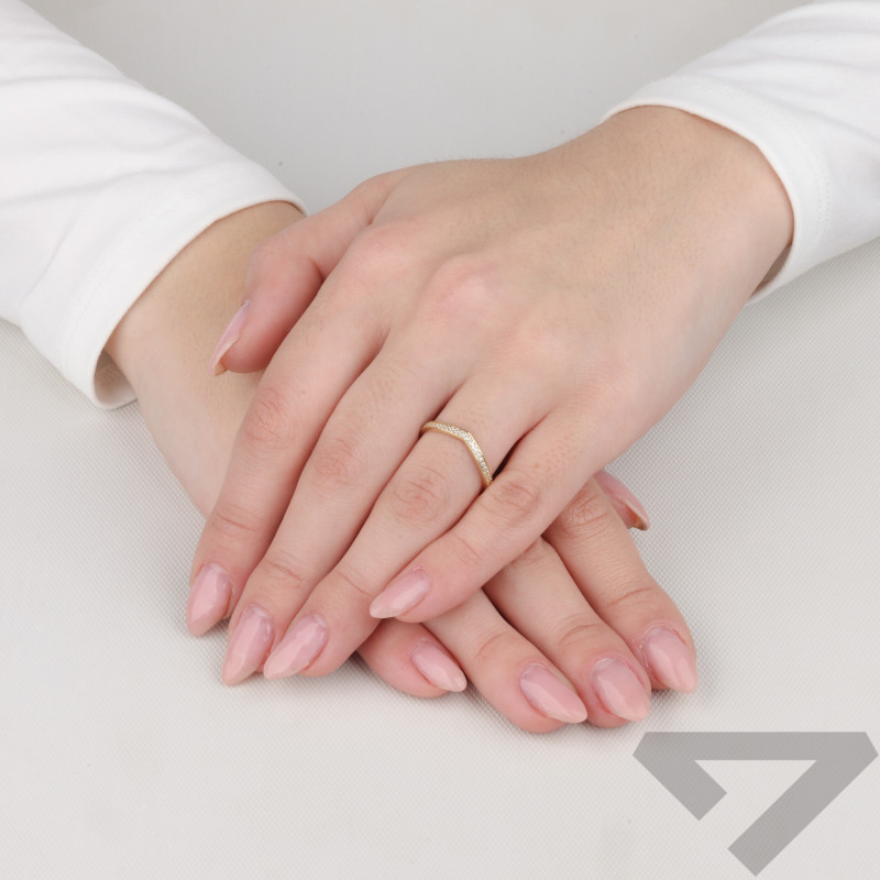 Pierścionek złoty szpic z białymi cyrkoniami próba 375